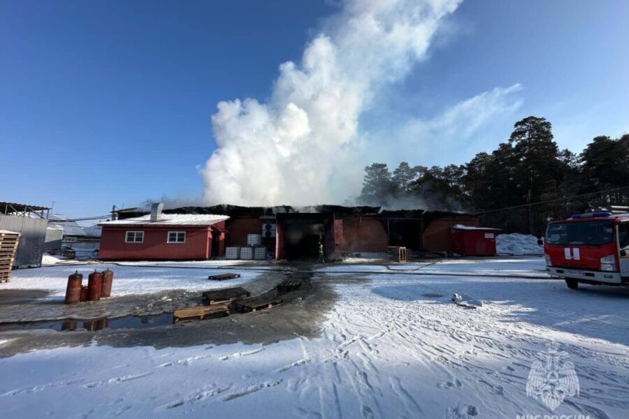 Крупный пожар на складе со спиртом тушат в Новосибирске