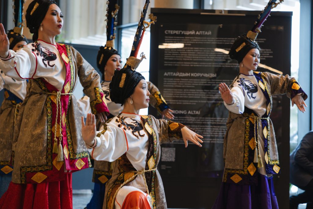 «Стерегущий Алтай»: на новой выставке на курорте Сбера «Манжерок» показали наследие кочевников и памятники Пазырыкской культуры