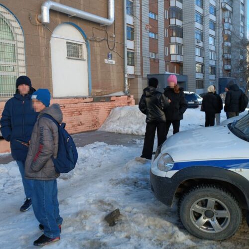 Никиту Кологривого у входа в полицию поджидают новосибирские школьники