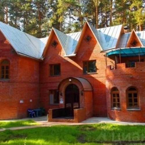 Коттедж с шестью спальнями за 26,5 млн рублей продается в Новосибирске