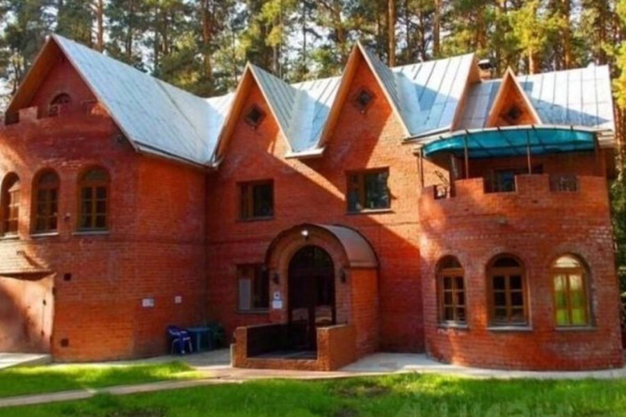 Коттедж с шестью спальнями за 26,5 млн рублей продается в Новосибирске