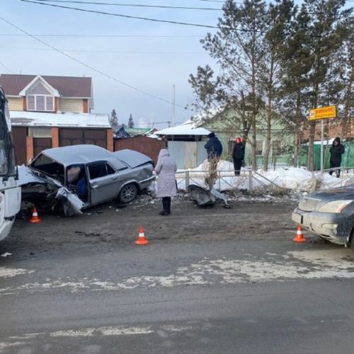Автобус и 4 машины столкнулись в Новосибирске: есть пострадавшие