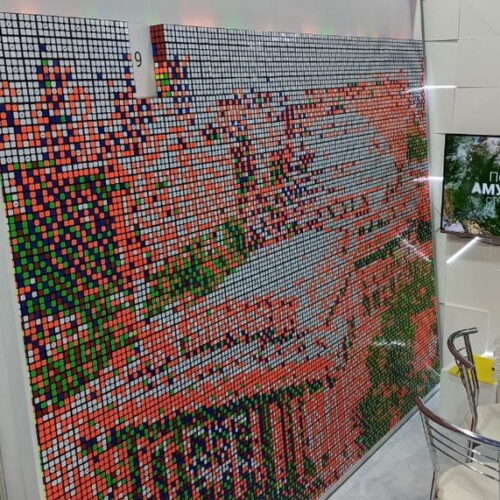 Картину из 2000 кубиков Рубика установили на стенде Новосибирской области на ВДНХ