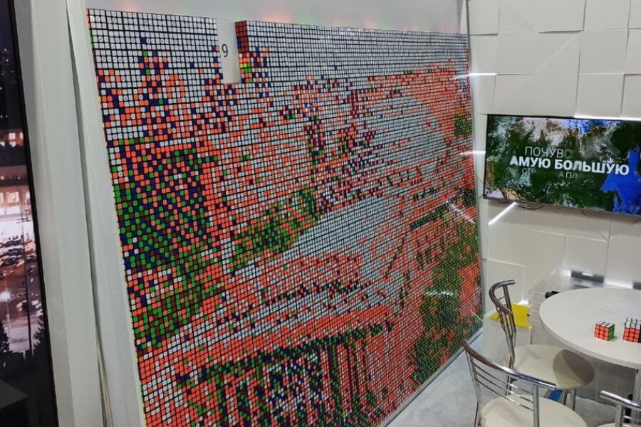 Картину из 2000 кубиков Рубика установили на стенде Новосибирской области на ВДНХ