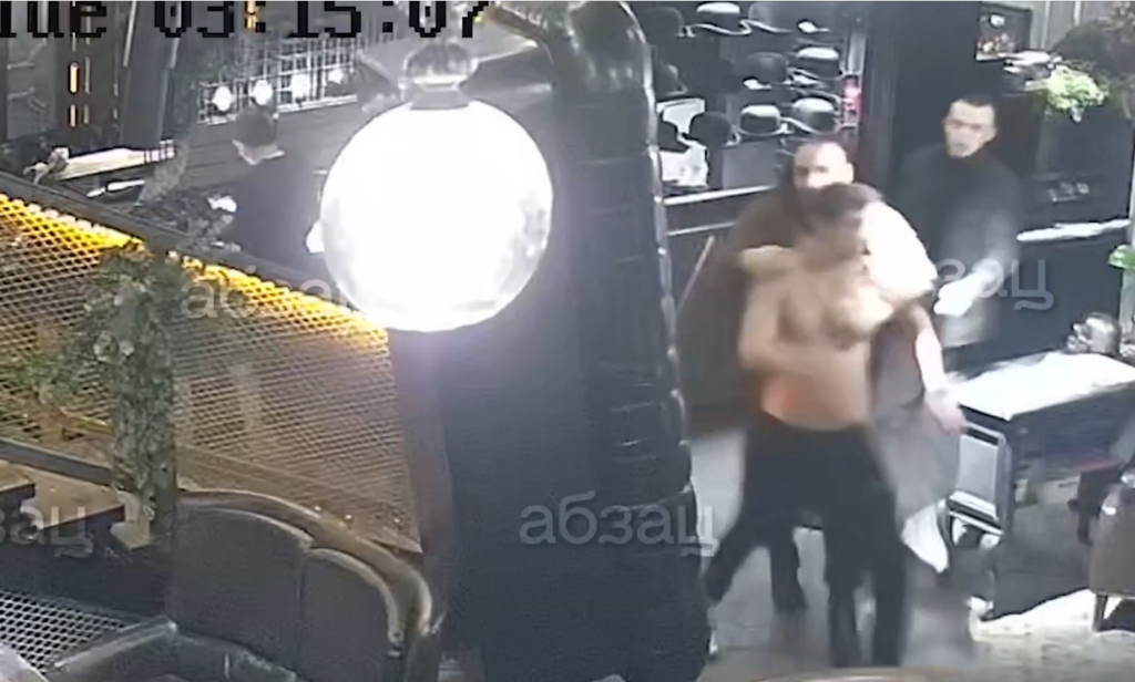 Актер Никита Кологривый укусил за ногу официантку в Новосибирске