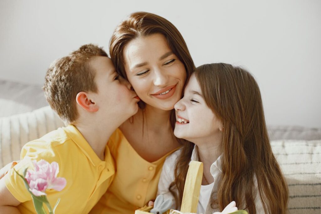 Детей, которых забрали у матери из-за долга за свет, вернули домой под Новосибирском