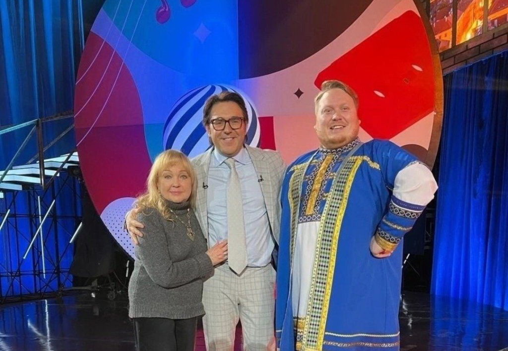 Воспитатель из Тогучина подарил Андрею Малахову куклу-семиручку