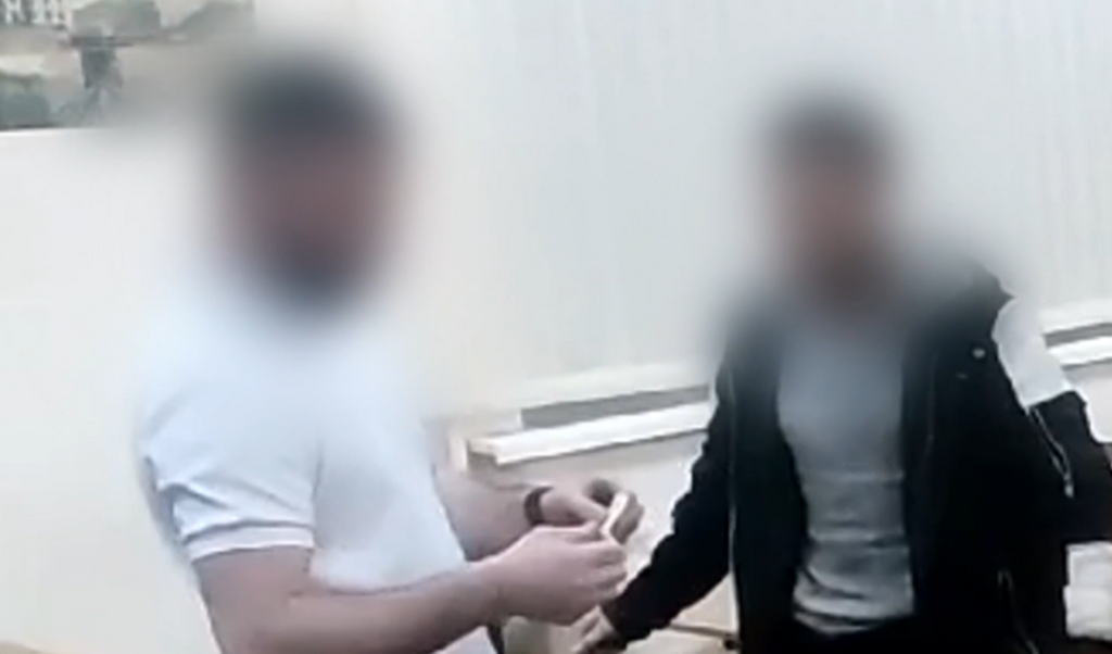 Двух мужчин за попытку продать пистолет задержали в Новосибирской области