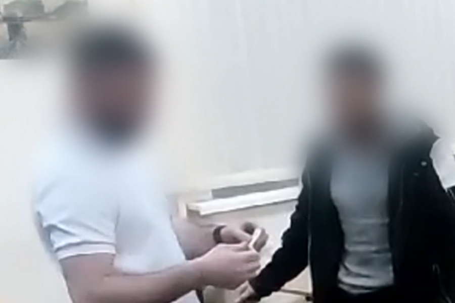 Двух мужчин за попытку продать пистолет задержали в Новосибирской области