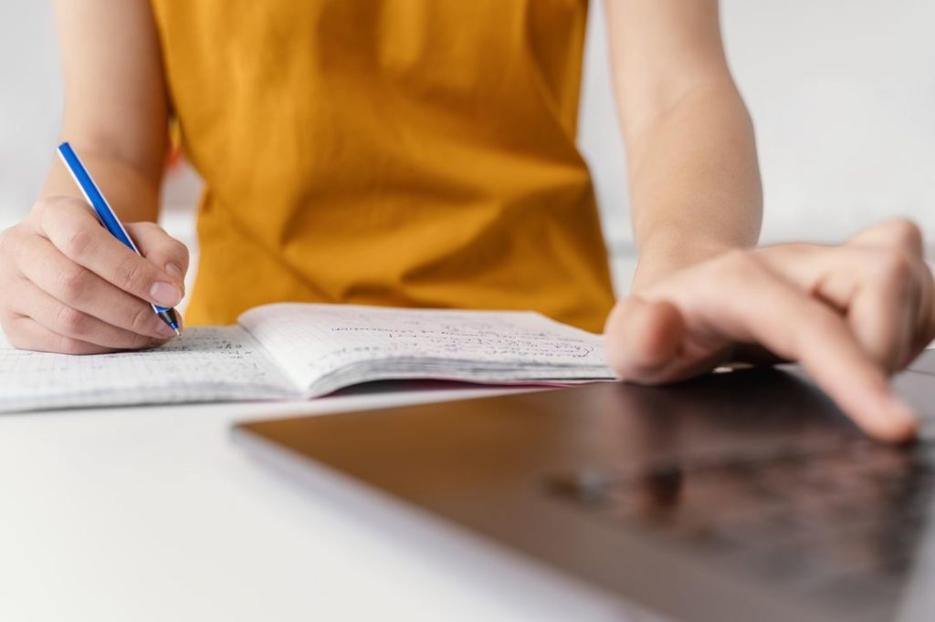 Школьники начали активно искать репетиров по ОГЭ и ЕГЭ в Новосибирске