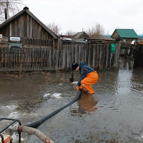 В Алтайском крае сотрудники МЧС отводят воду от жилых домов