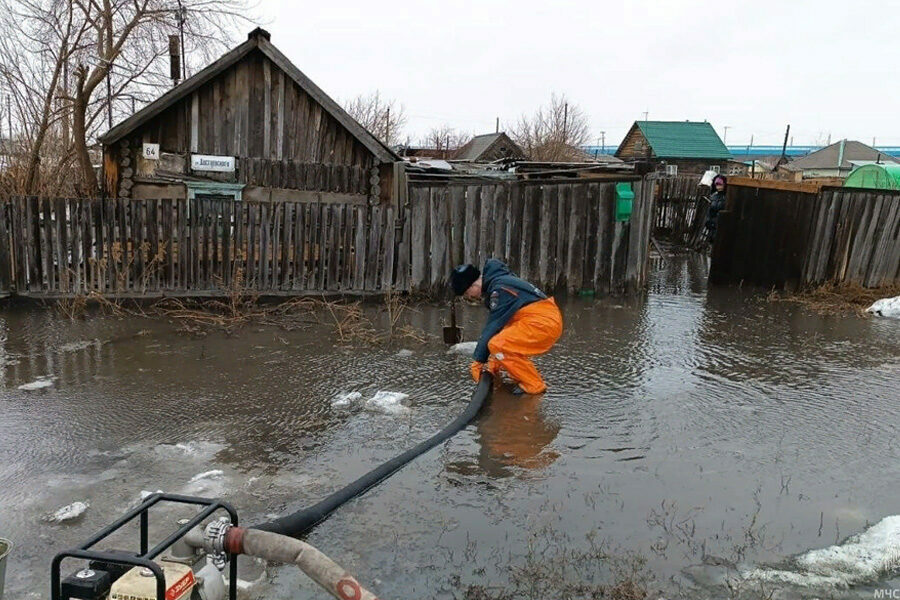 В Алтайском крае сотрудники МЧС отводят воду от жилых домов