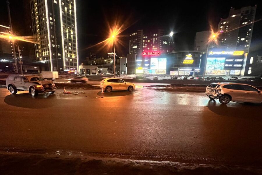 Четыре человека пострадали в массовой аварии в Новосибирске