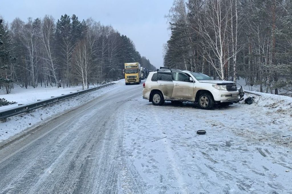Водитель внедорожника погиб в лобовом столкновении на трассе под Новосибирском