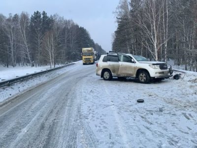 Водитель внедорожника погиб в лобовом столкновении на трассе под Новосибирском