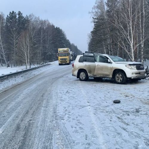 Водитель внедорожника погиб в лобовом столкновении на трассе под Новосибирском