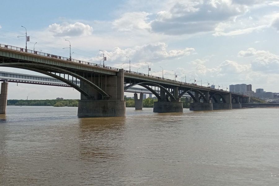 Подрядчик усилил интенсивность ремонтных работ на Октябрьском мосту в Новосибирске