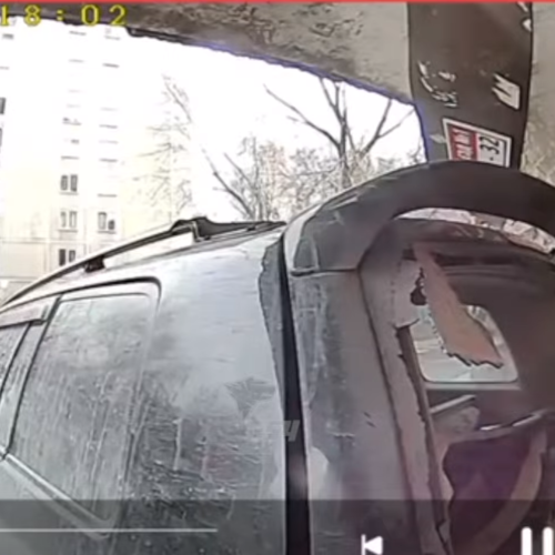 «Перепутал педали тормоза»: водитель резко сдал назад и придавил женщину у подъезда в Новосибирске