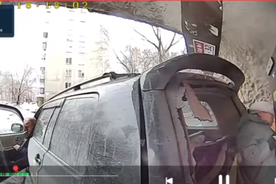 «Перепутал педали тормоза»: водитель резко сдал назад и придавил женщину у подъезда в Новосибирске