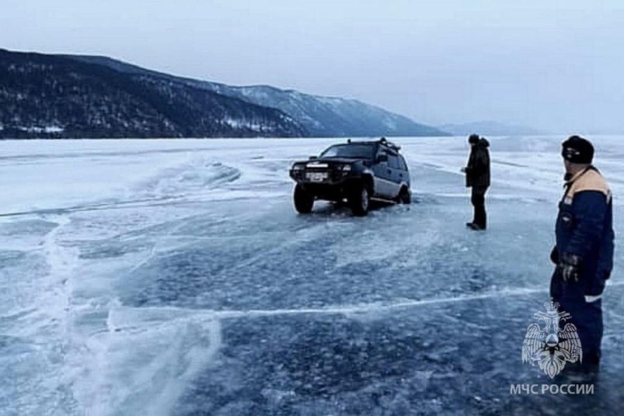 Семья из Новосибирска провалилась под лед на Байкале