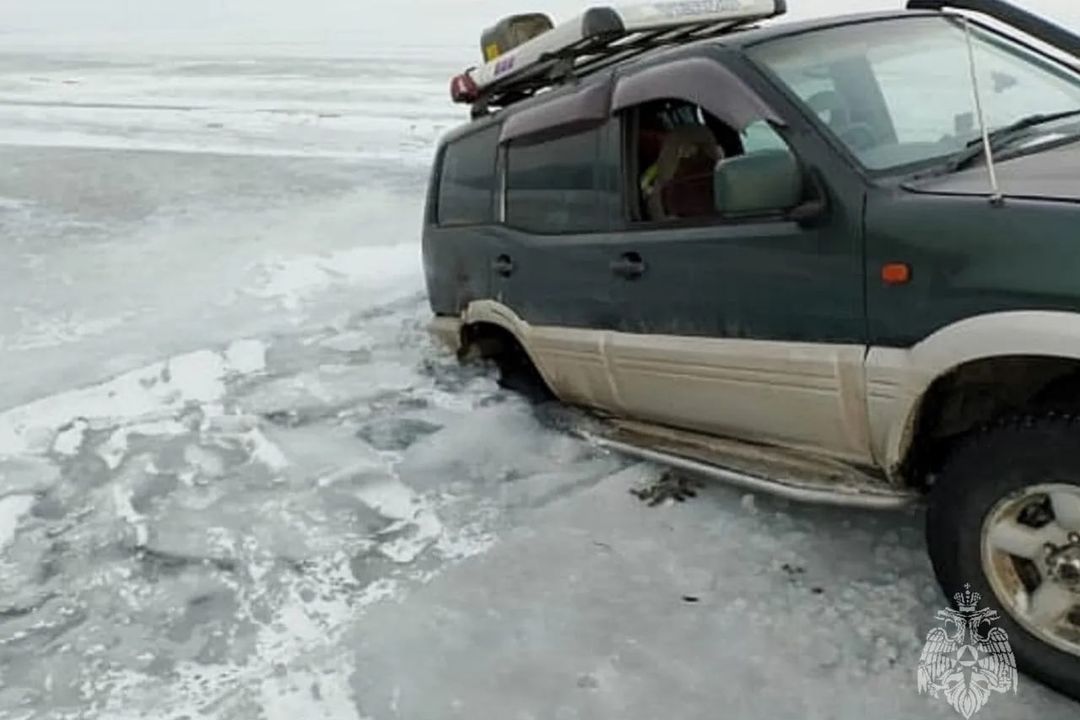 Семья из Новосибирска провалилась под лед на Байкале