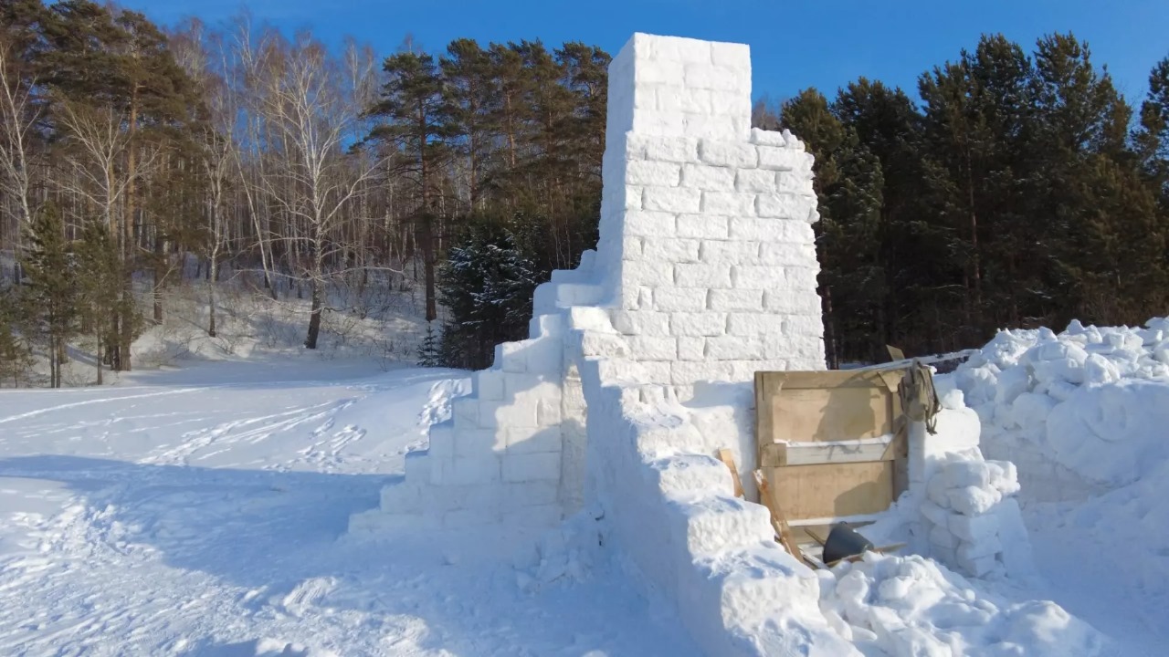 Ученый построил снежную башню на пляже новосибирского Академгородка