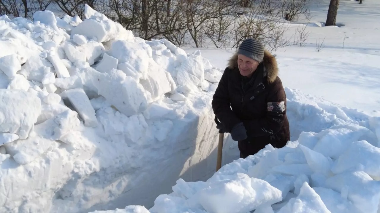 Ученый построил снежную башню на пляже новосибирского Академгородка