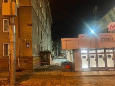 После падения с крыши общежития НГТУ на женщину глыбы завели дело в Новосибирске
