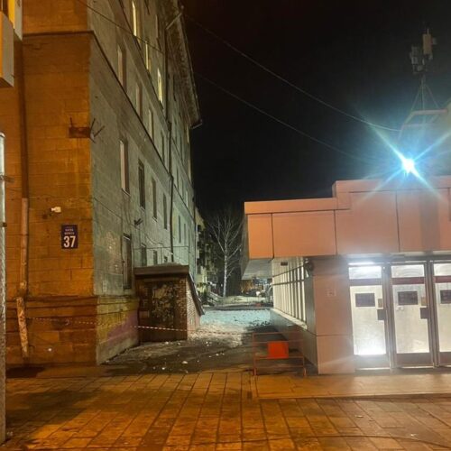 После падения с крыши общежития НГТУ на женщину глыбы завели дело в Новосибирске