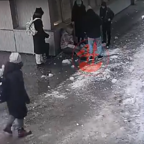 Глыба льда упала на жительницу Новосибирска — прокуратура проводит проверку
