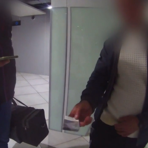 Бортпроводники задержали мигранта за курение в самолете рейсом до Новосибирска