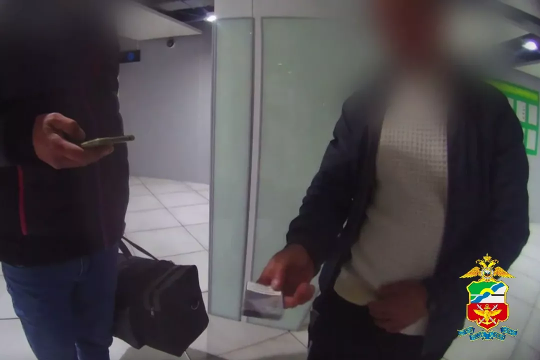 Бортпроводники задержали мигранта за курение в самолете рейсом до Новосибирска Бортпроводники задержали мигранта за курение в самолете рейсом до Новосибирска