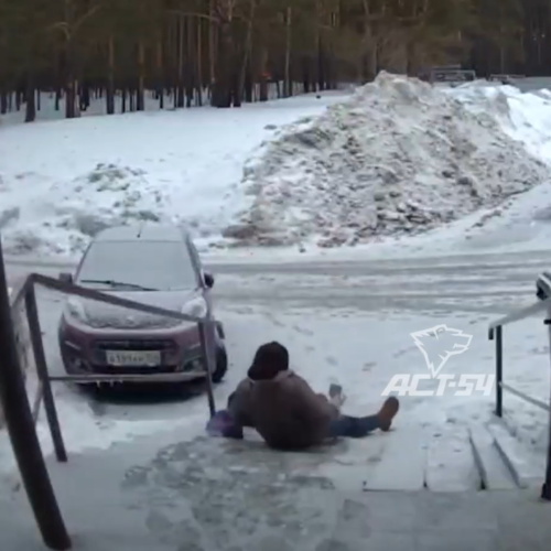 «За аттракцион исправно платим»: крыльцо подъезда дома превратилось в ледяную горку в Новосибирске