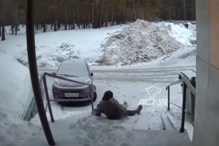 «За аттракцион исправно платим»: крыльцо подъезда дома превратилось в ледяную горку в Новосибирске