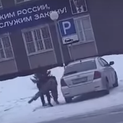 Полицейские устроили драку возле отдела МВД в Сибири — потасовка попала на видео