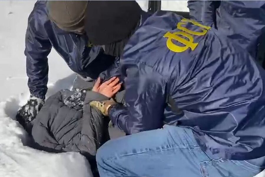 Мигрантов-драгдилеров с 5,5 кг наркотиков задержали в Новосибирске