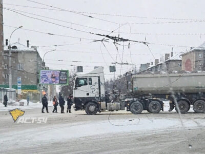 Контактные сети троллейбусов оборвались в Калининском районе Новосибирска