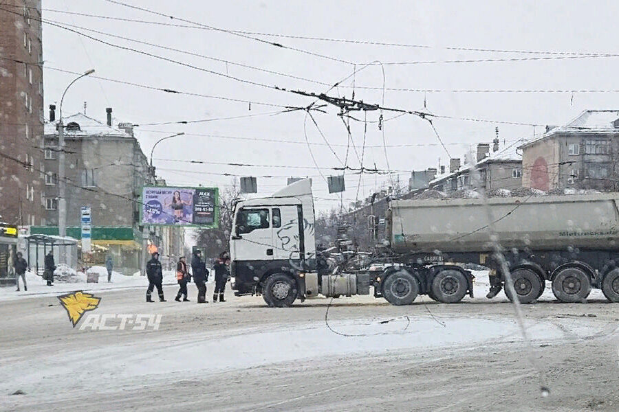 Контактные сети троллейбусов оборвались в Калининском районе Новосибирска