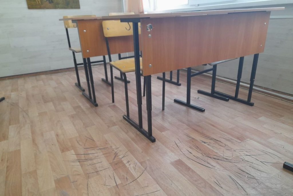 «Со мной воюет сатана»: под видео из TikTok подростки уничтожают полы в школах Новосибирска