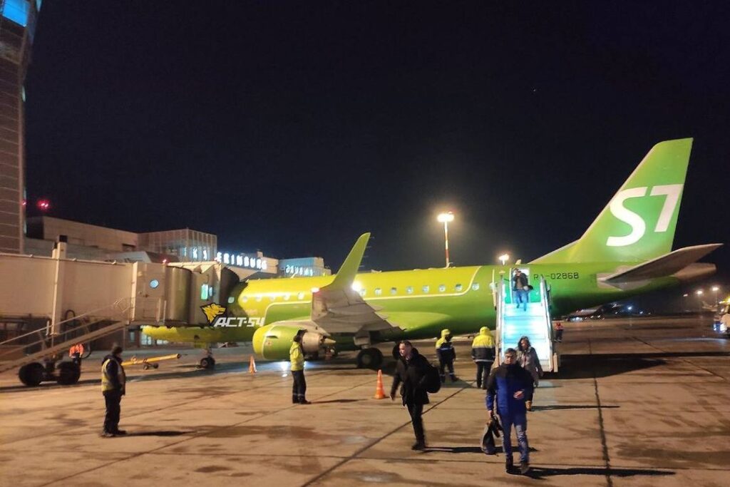 Пассажиры оказались запертыми на борту самолета S7, прилетевшего из Новосибирска