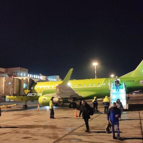 Пассажиры оказались запертыми на борту самолета S7 из Новосибирска