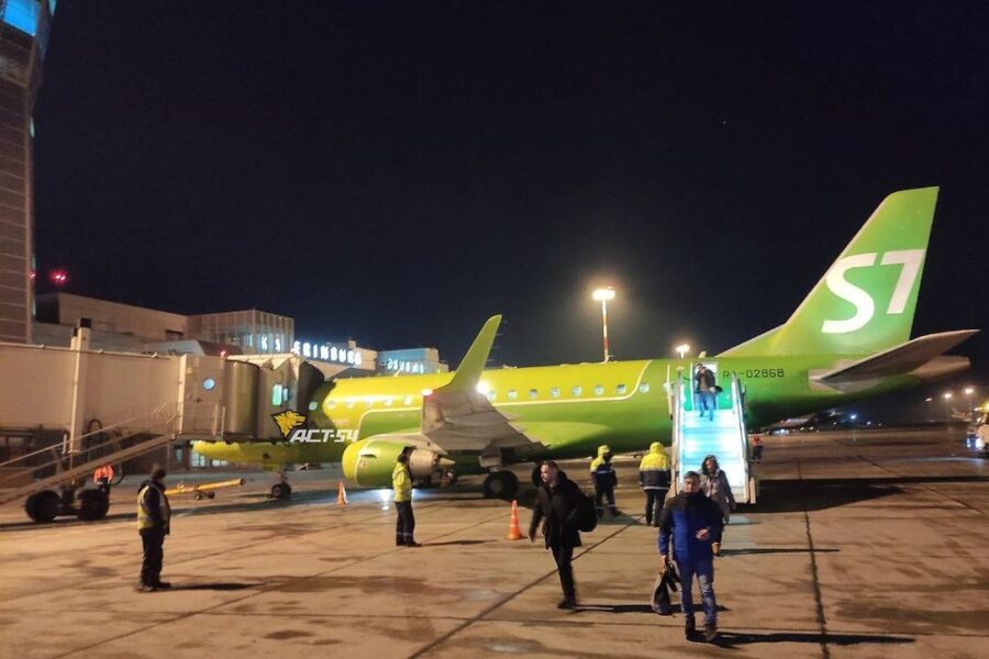 Пассажиры оказались запертыми на борту самолета S7 из Новосибирска