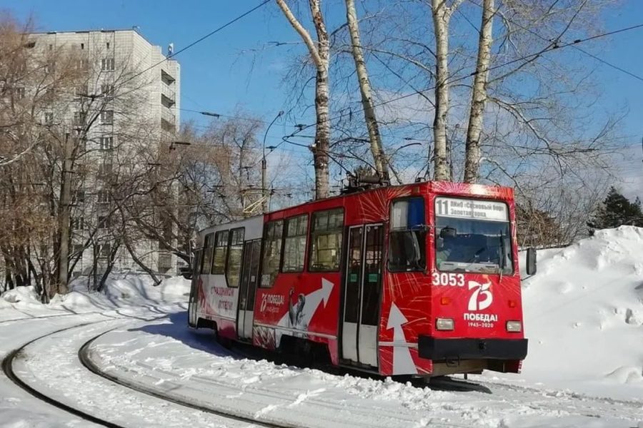 Водителю трамвая обожгло руки и лицо от удара током в Новосибирске