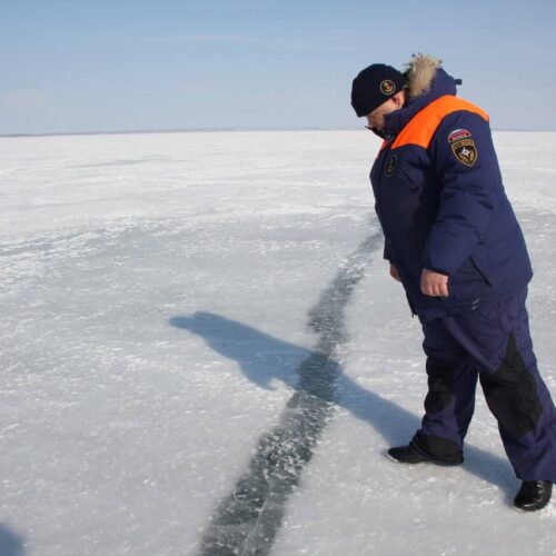Четыре машины за неделю провалились под лед в Новосибирской области