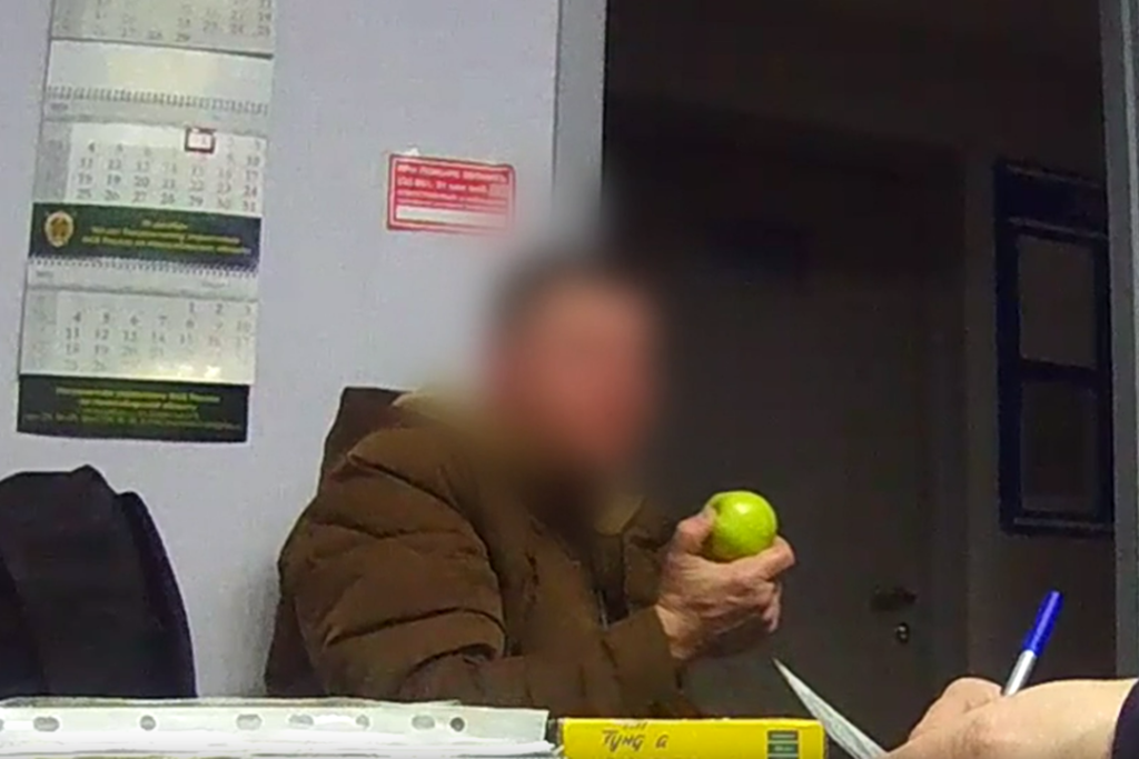 «Кидался яблоками»: авиадебошира сняли с рейса после того, как он ударил пилота S7 в Сибири