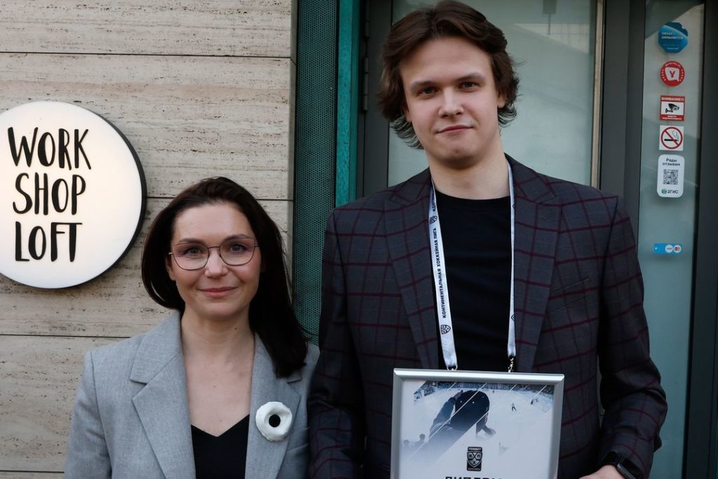 «Он с трех лет на коньках»: Даниил Шубин из Новосибирска стал лучшим комментатором КХЛ