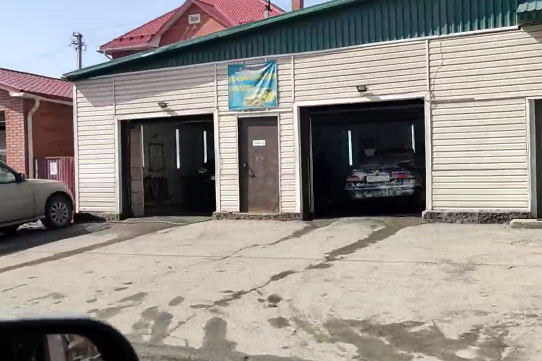 «Здесь можно нарушать законы»: общественники показали нелегальные автомойки с мигрантами в Новосибирске