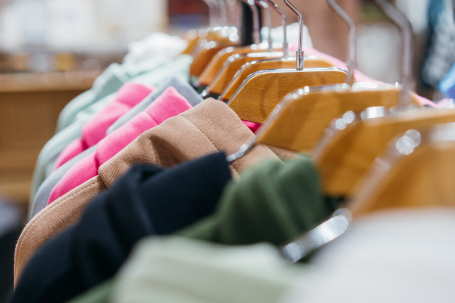 Более 4 тысяч единиц контрафактной одежды изъяли в торговом павильоне Новосибирска