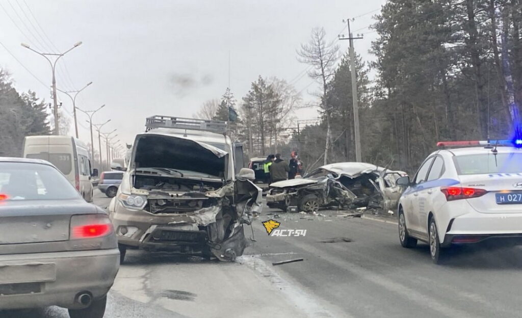 УАЗ «Патриот» и белый седан  столкнулись в Новосибирске