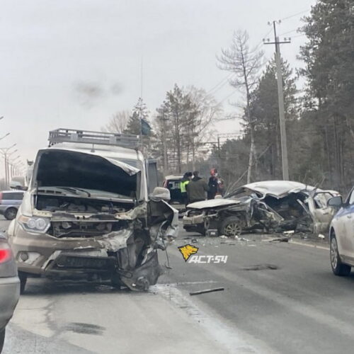 УАЗ «Патриот» и белый седан столкнулись в Новосибирске